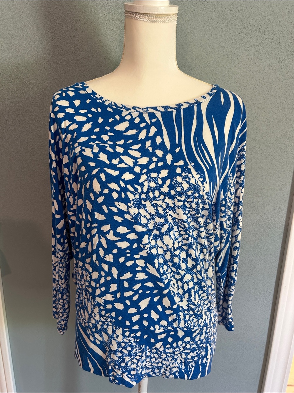 GUC Ann Taylor 3/4 length sleeve bright blue and white blouse size Medium
